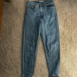 High waisted, tapered Levi’s jeans. 27Wx27L